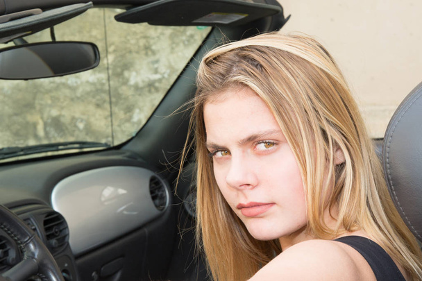 nuori ja kaunis tyttö ajo avoauto
 - Valokuva, kuva