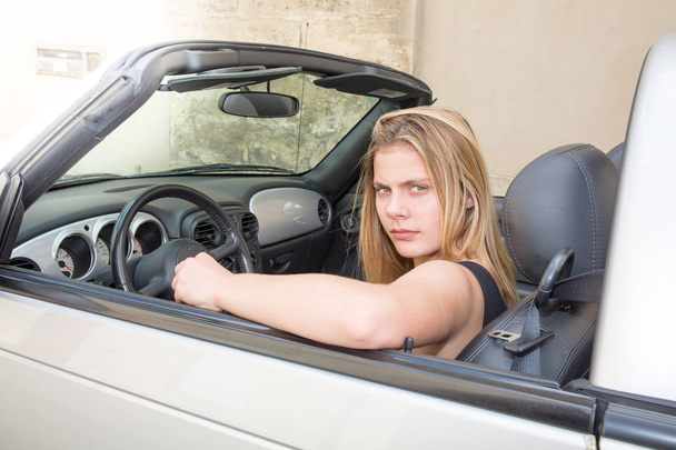 szőke lány a Konvertibilis autó - Fotó, kép