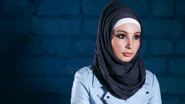 黒のヒジャーブを着ている若いイスラム教徒の女性の肖像画 - 映像、動画