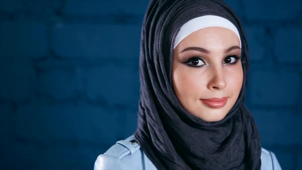 Jonge moslimvrouw in zwarte hijab. Indoor portret - Video