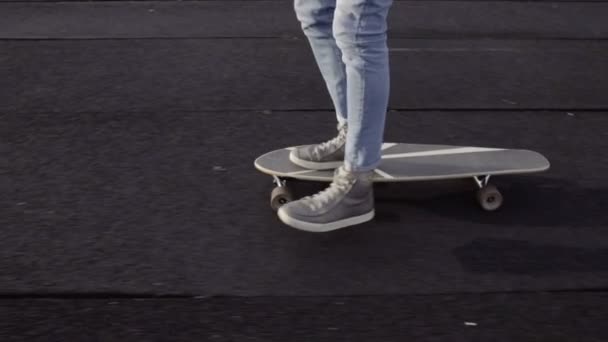 Mans legs riding the longboard - Footage, Video