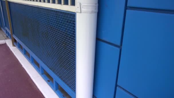 weißes Fallrohr auf dem Hintergrund der blauen Wand - Filmmaterial, Video