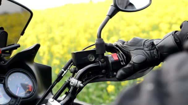 Férfi kezdő motorjával, ország út - Felvétel, videó
