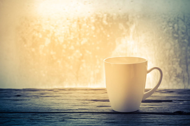 Kahvikuppi sateella
  - Valokuva, kuva
