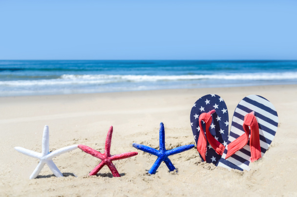 Hazafias USA-ban háttér-val tengeri csillag a homokos strandon - Fotó, kép