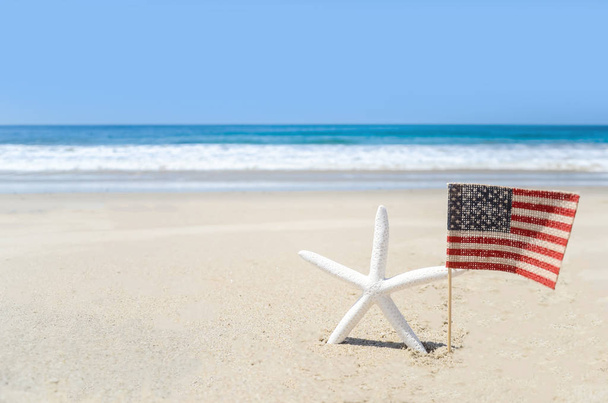Патриотический фон США с морской звездой на песчаном пляже
 - Фото, изображение