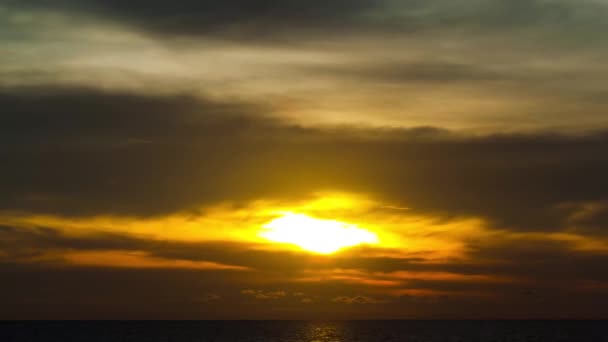 Zachód słońca nad oceanem w Tajlandii - Materiał filmowy, wideo