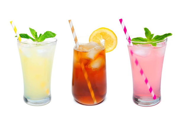 Kolme lasia limonadia, jääteetä ja vaaleanpunaisia limonadijuomia valkoisella eristettynä.
 - Valokuva, kuva