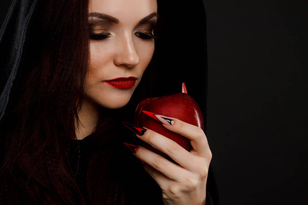 Belle-mère sorcière donne pomme rouge empoisonnée
 - Photo, image