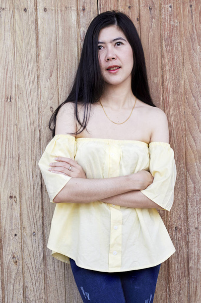 Retrato Asiático jovem com cabelo preto longo
 - Foto, Imagem
