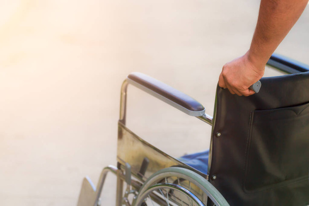 El ile boş tekerlekli sandalye - Fotoğraf, Görsel