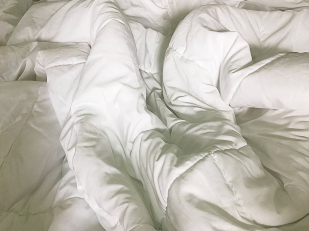 Nahaufnahme von weißen Bettwäsche und leeren Raum - Foto, Bild