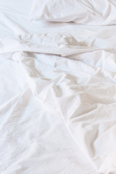 weiße Decke chaotisch, weiße Bettwäsche chaotisch  - Foto, Bild