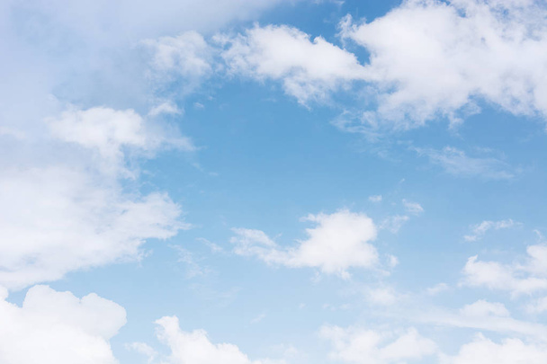Białe puszyste chmury na niebieskim niebie, Na tle - Zdjęcie, obraz