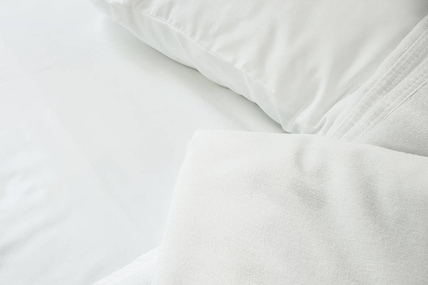 白い枕しわの寝室で乱雑な毛布とベッドの上 - 写真・画像