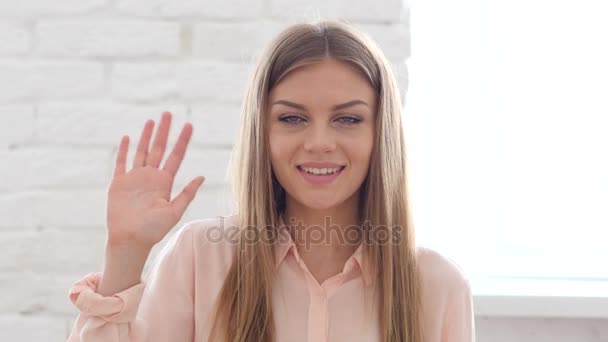 こんにちは、歓迎に手を振っている女性 - 映像、動画