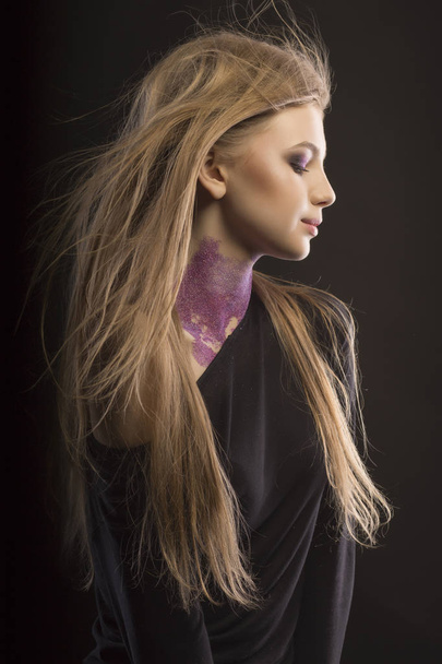 Jeune femme à la mode avec des paillettes sur le cou et souffle du vent
 - Photo, image