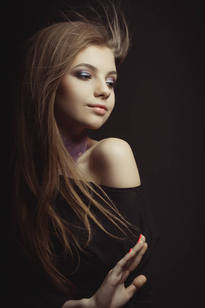 Krásná mladá žena s třpytkami pigment na její krk a vítr blo - Fotografie, Obrázek