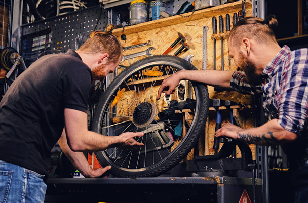 Mécanique de réparation vélo de ville
 - Photo, image