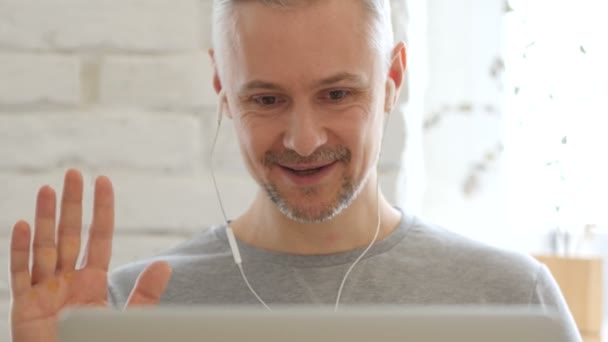 Chat de vídeo en el ordenador portátil por el hombre de mediana edad, Vista frontal
 - Imágenes, Vídeo
