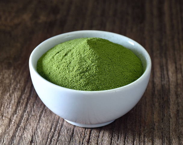 Green tea powder in white bowl - Foto, imagen