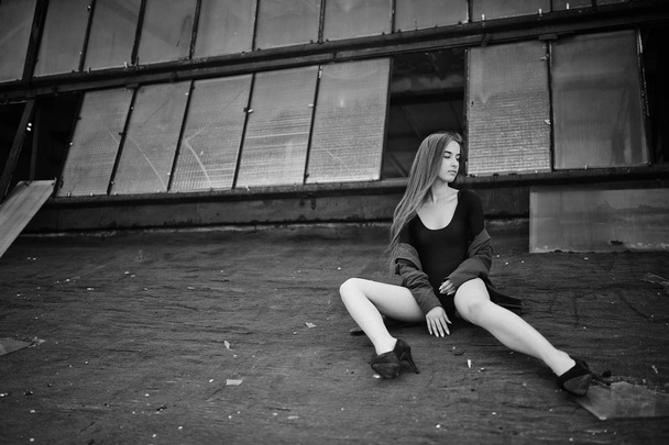 Sexy model girl wit long legs at black lingerie outfit body swim - Fotoğraf, Görsel