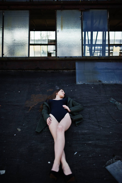 sexy Modell Mädchen mit langen Beinen bei schwarzen Dessous Outfit Körper schwimmen - Foto, Bild