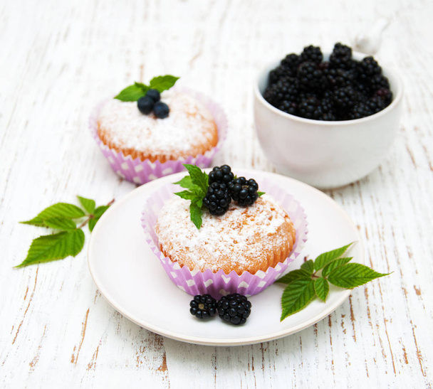 muffins with blackberry - Φωτογραφία, εικόνα