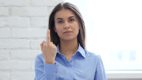 Σοβαρή γυναίκα δείχνει το μεσαίο δάχτυλο στο θυμό - Πλάνα, βίντεο