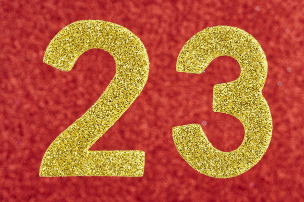 Número 23 amarelo sobre um fundo vermelho. Aniversário
.  - Foto, Imagem