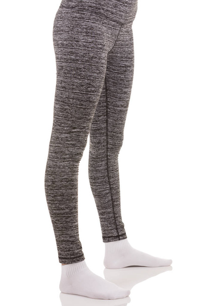 Vista de las piernas de mujer en forma con estampado térmico deportivo gris
  - Foto, imagen