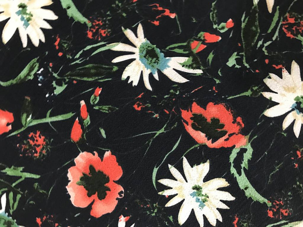 piękne kolorowe kwiaty na tle batik  - Zdjęcie, obraz