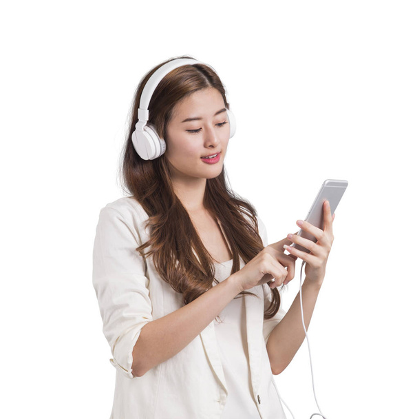 Asiático mulher uso móvel para ouvir música
. - Foto, Imagem