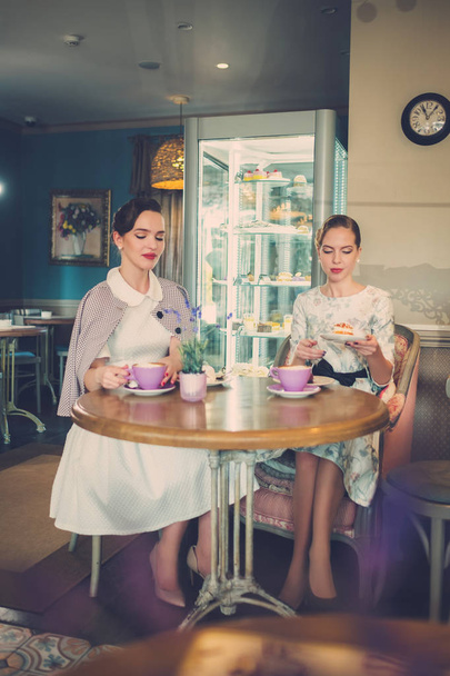 Dvě elegantní mladé dámy v kavárně - Fotografie, Obrázek