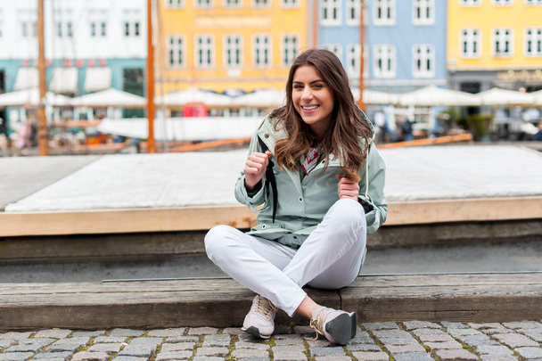 Mulher turística no cais do porto de Nyhavn Copenhague, Dinamarca
. - Foto, Imagem