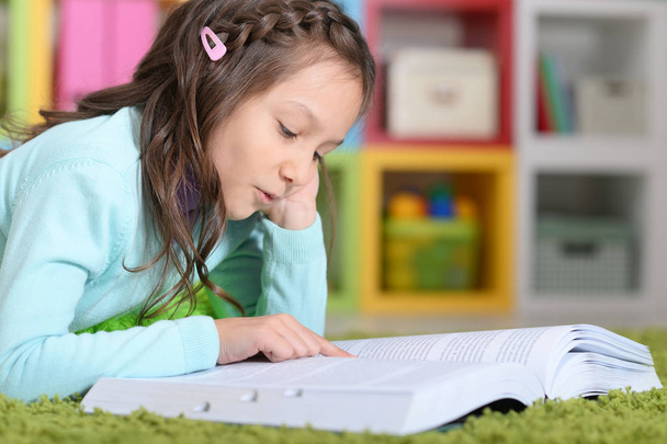 маленькая девочка читает книгу - Фото, изображение