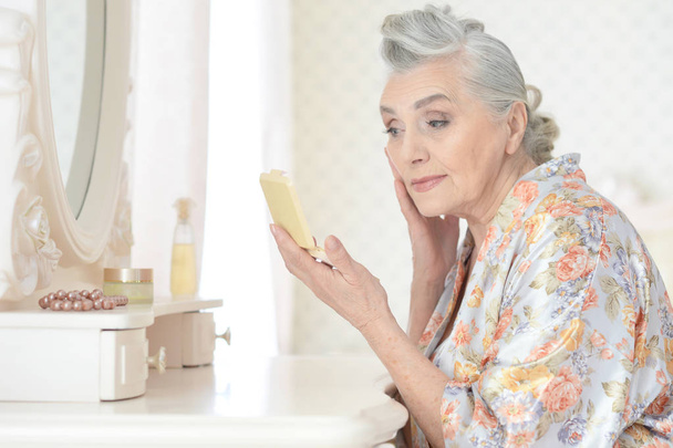 Seniorin schminkt sich - Foto, Bild