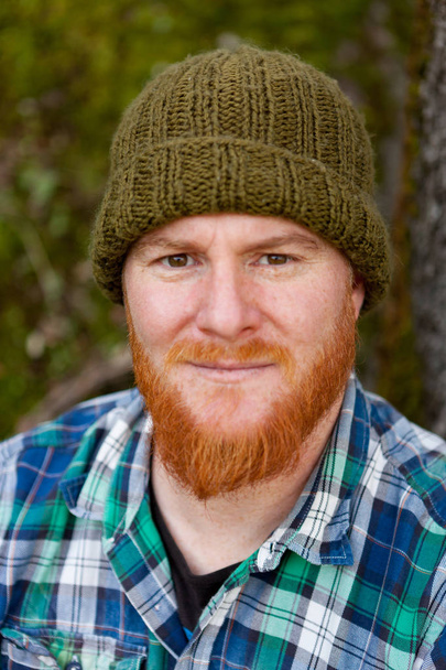 Vörös szakállas férfi kockás ing - Fotó, kép