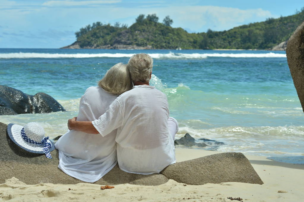 пожилая пара на пляже  - Фото, изображение