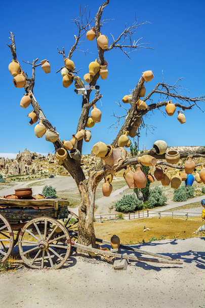 Festői táj, a kancsók, a fa és a régi kocsi tele agyagedények, Cappadocia, Törökország. - Fotó, kép