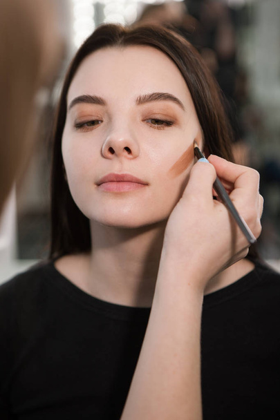 Beautician making face contouring - Fotoğraf, Görsel