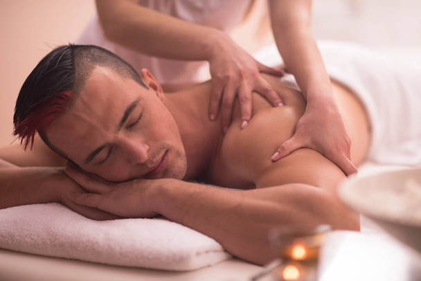 Jeune homme ayant un massage du dos
 - Photo, image