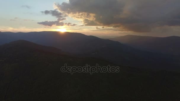 farbenfroher Sonnenuntergang in den Bergen. Luftaufnahmen - Filmmaterial, Video