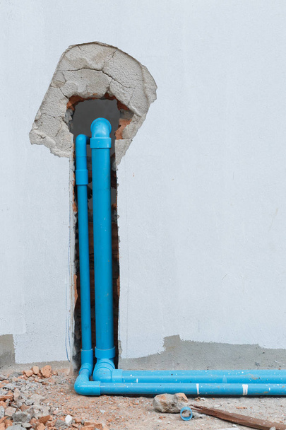 tuyau d'eau tuyauterie pvc sous le mur de ciment sur le chantier
 - Photo, image
