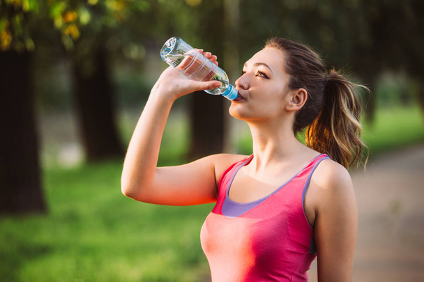 Mujer sedienta bebiendo agua
 - Foto, imagen