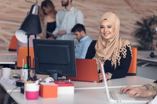 Arabische vrouw werkzaam in kantoor. - Foto, afbeelding