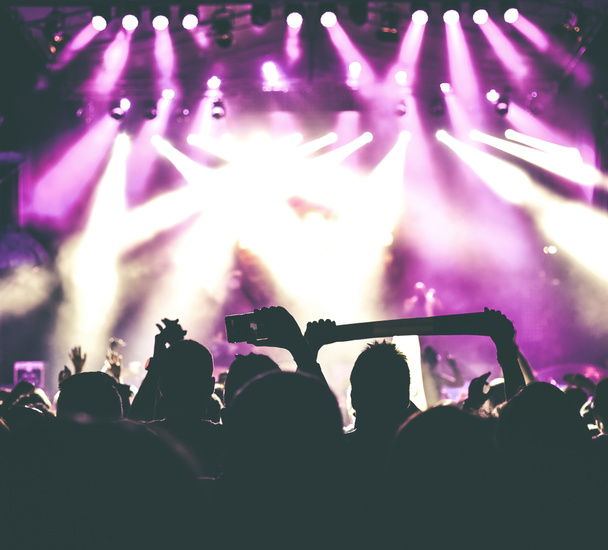 Multidão de público com as mãos levantadas em um festival de música
 - Foto, Imagem