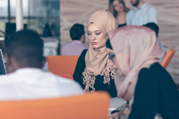 Ofiste çalışan Arap kadın. - Fotoğraf, Görsel