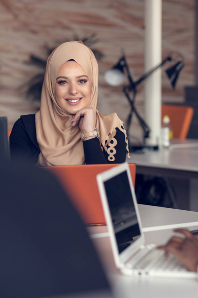 Arabic woman working in  office. - Zdjęcie, obraz
