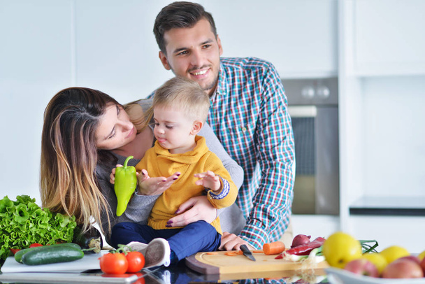 Счастливая семья вместе на кухне
 - Фото, изображение